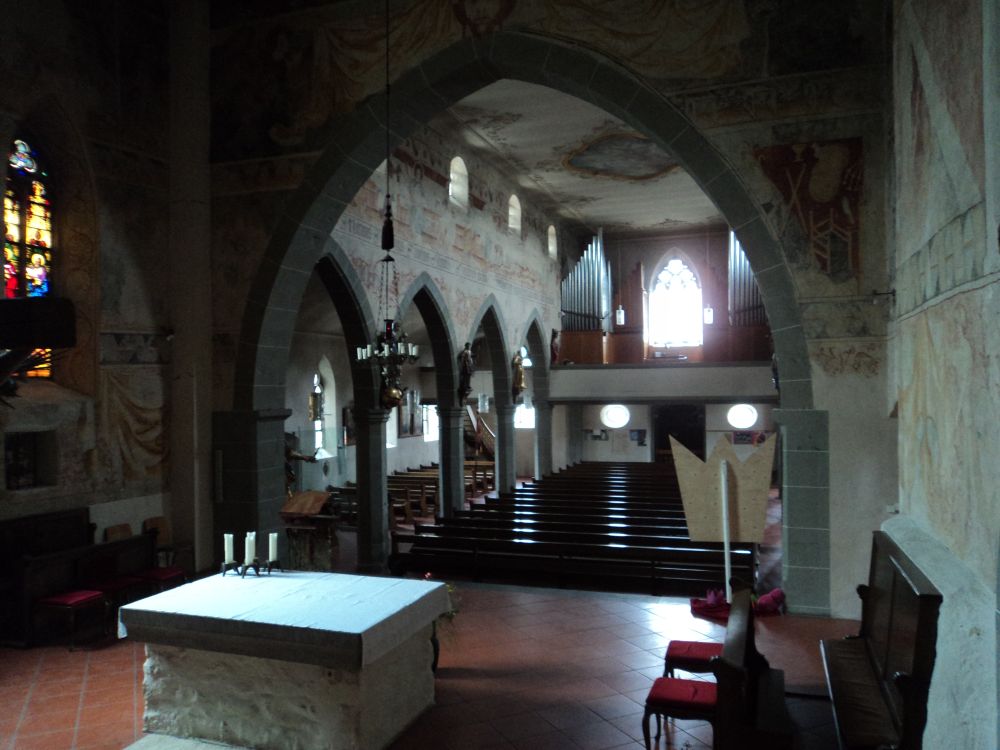 Beispiel einer wertvollen Inneneinrichtung mit Wandfresken. Kath. Kirche St. Georg, 88697 Bermatingen. Heizsystem: Optotherm WLW, kombinierte Fußboden-Warmluftheizung.